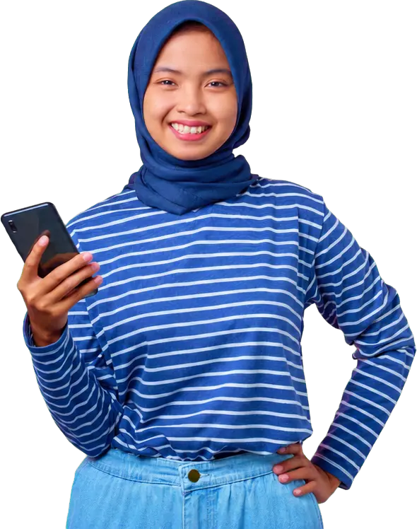Eine lächelnde Frau mit blauem Hijab hält ein Smartphone.